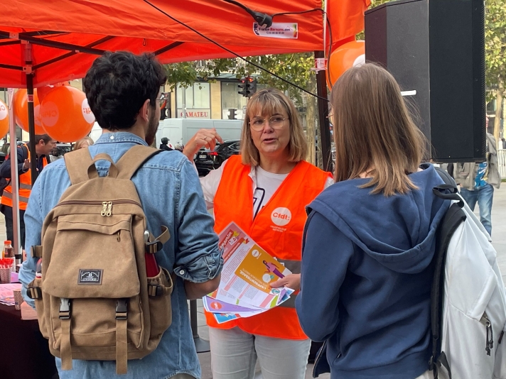 « Un café, un jus d’orange avec la CFDT pour bien commencer la journée ? » Place de la République (Paris), à la sortie du métro, les passants sont accueillis par des militants CFDT. Le dialogue s’engage ; plusieurs travailleurs repartiront avec un bulletin d’adhésion !