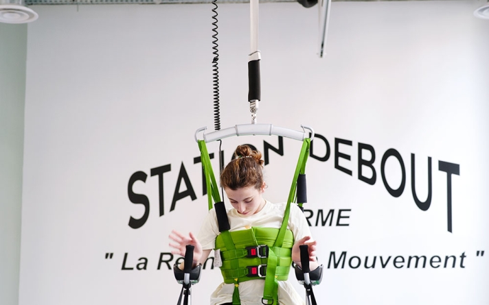 Joséphine est une lycéenne douée. Sa vie, et celle de sa famille, a basculé à la suite d’une opération de la scoliose qui a « raté ». Elle met tout en œuvre pour remarcher un jour. « Je veux tout essayer, dit-elle avec force. Tout dépend de moi. Si je n’y crois pas, ne me donne pas à fond, qui le fera ?! »