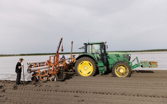 Légum’Land emploie 140 salariés à Ychoux (Landes/Nouvelle-Aquitaine) pour produire, laver et empaqueter des carottes toute l’année. En 2000, l’entreprise a été rachetée par le groupe coopératif Agrial (22 000 salariés dans onze pays). Ici, paillage plastique dans les champs après le semis des graines.