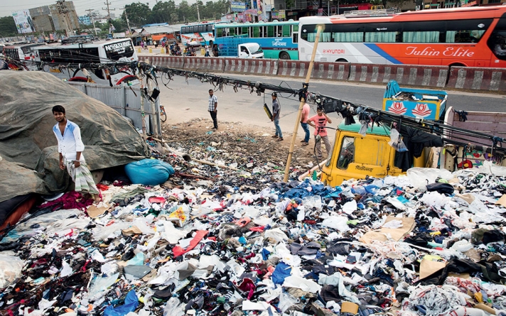 Décharge illégale de déchets textiles à Dhaka, Bangladesh.