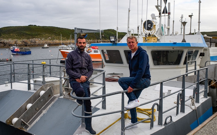 Yannick, propriétaire d’un bateau de douze mètres et Philippe, marin-pêcheur depuis trente-huit ans.