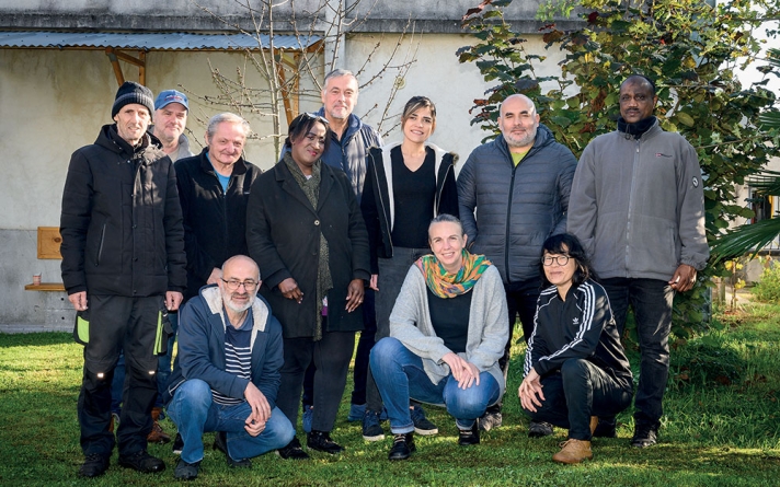 Laurent Godin (à g. au premier rang), codirecteur, et Séverine Choquet, (au centre au premier rang) codirectrice de TAE, entourés d’une partie de l’équipe salariée.