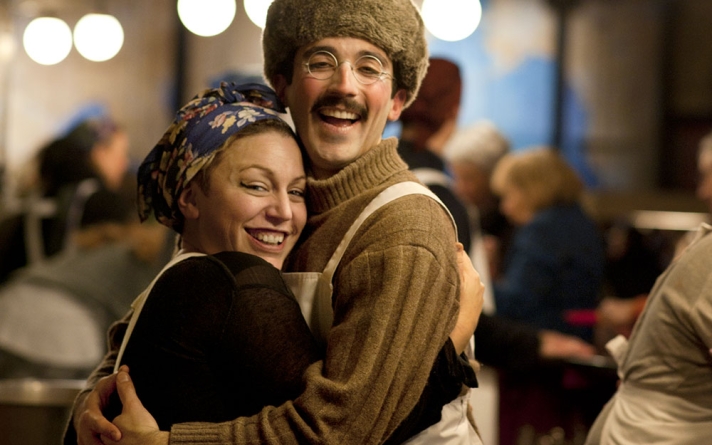 Deux comédiens du Théâtre du Soleil.