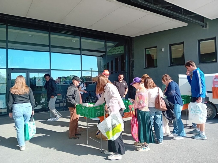 Devant le restaurant universitaire de Cherbourg, le 6 mai. Le syndicat services de Basse-Normandie distribuait les produits d'hygiène récupérés quelques jours avant lors d'une collecte solidaire.