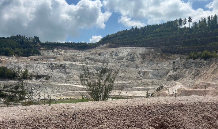 Le site de la mine de Beauvoir, propriété d'Imerys. La multinationale y exploite du kaolin pour céramiques depuis 2005. La présence de lithium a été détectée dans le sous-sol de la mine actuelle.