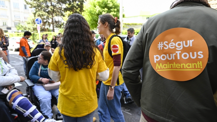 Manifestation devant l'ARS, à Lyon, en avril 2023, le jour de la conférence nationale du handicap, pour la revalorisation de tous les professionnels oubliés dans le Ségur de la Santé.