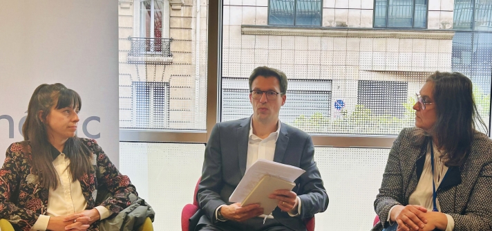 Au centre : Olivier Guivarch, secrétaire national et chef de file CFDT de la négociation ; à droite : Patricia Ferrand, vice-présidente de l’Unédic et de France Travail.