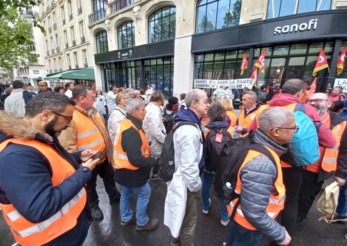 Lors de la manifestation intersyndicale du 30 avril 2024 devant le siège de Sanofi, à Paris.