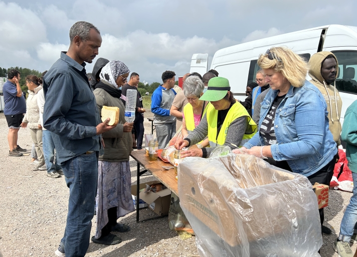 Distribution alimentaire assurée par diverses associations et la CFDT Hauts-de-France. Lydie Nicol (à droite), secrétaire nationale, était venue prêter main-forte aux équipes locales.
