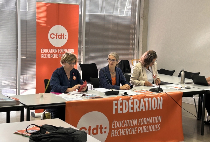 De gauche à droite : Laetitia Aresu, Catherine Nave-Bekhti, secrétaire générale de la CFDT Éducation Formation Recherche publiques, et Caroline Brisedoux.