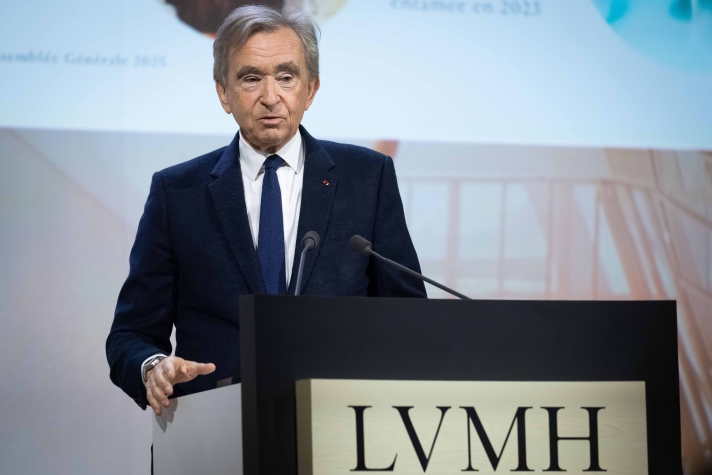 Le multimilliardaire Bernard Arnault a récemment pris pour cible l’économiste Gabriel Zucman, qualifiant ce dernier de « militant d’extrême gauche » et de « pseudo-universitaire » dont l’idéologie « vise la destruction de l’économie libérale ».