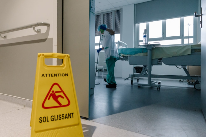 Samira dispose de seulement 6 heures pour nettoyer 1400 m2 au 4e étage de l'hôpital clichois.