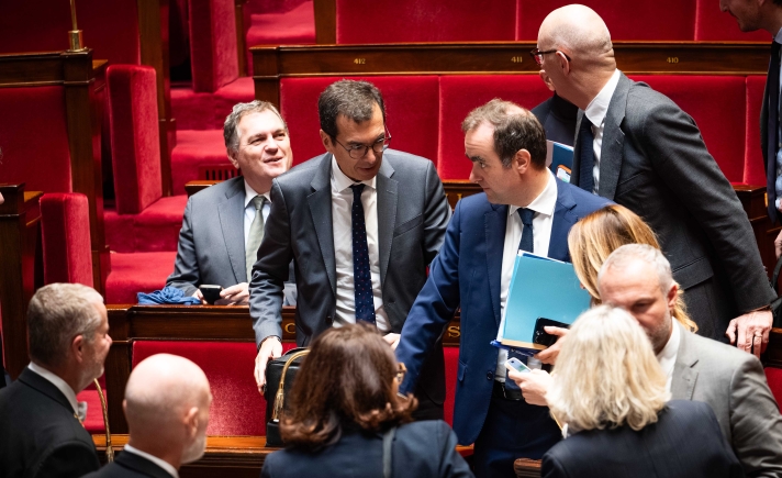 Debout, au centre de l’image : Jean-Pierre Farandou, ministre du Travail et des Solidarités, et Sébastien Lecornu, Premier ministre.