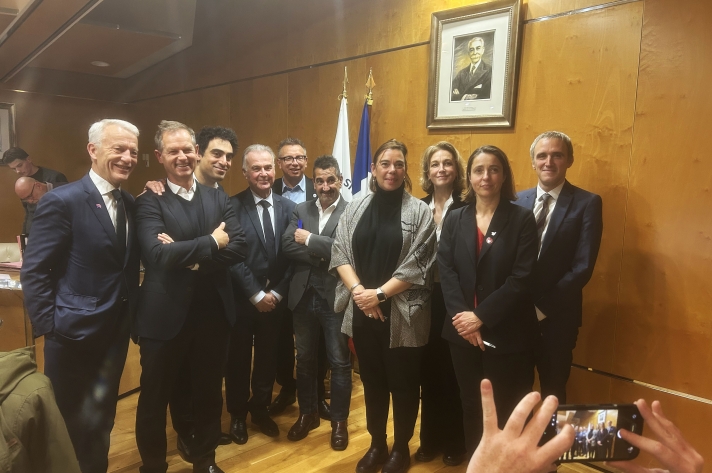 De gauche à droite : Patrick Martin (Medef), Edgar Grospiron (président du Cojop), Amir Reza-Tofighi (CPME), Michel Picon (U2P), Cyril Chabanier (CFTC), Frédéric Souillot (FO), Christine Lê (secrétaire nationale de la CFE-CGC), Marylise Léon (CFDT), Sophie Binet (CGT) et Damien Robert (directeur général de la Solideo).