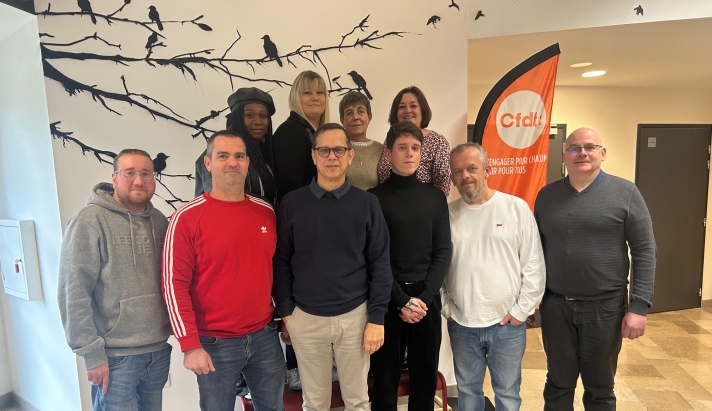 Quelques militants et adhérents CFDT du Crous Amiens Picardie entourent le responsable syndical Raymond Rivière (au milieu, portant des lunettes).