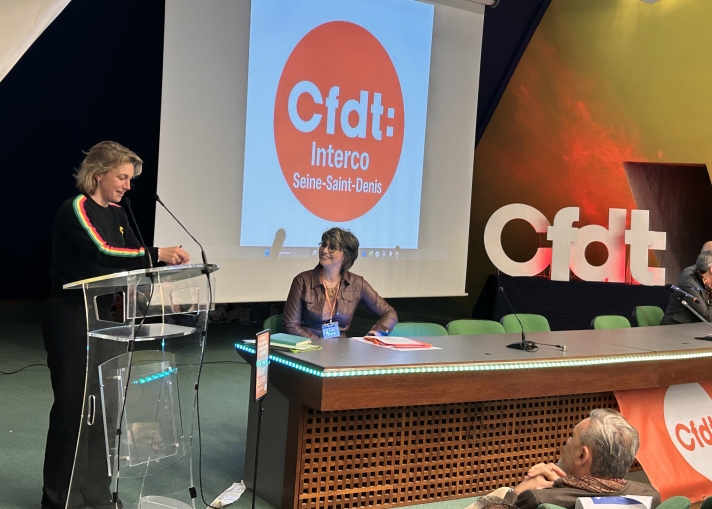 À droite de Marylise Léon, à la tribune, la secrétaire générale du Syndicat Interco 93, Mimia Boumghar.