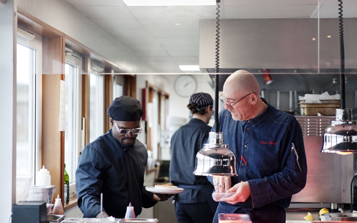 L'association Wake up Café a installé son école tremplin sur la péniche qui accueille le restaurant Quai Liberté, à Paris. Garry et Rémi Baudis, le chef cuisinier du Quai Liberté, en pleine préparation.