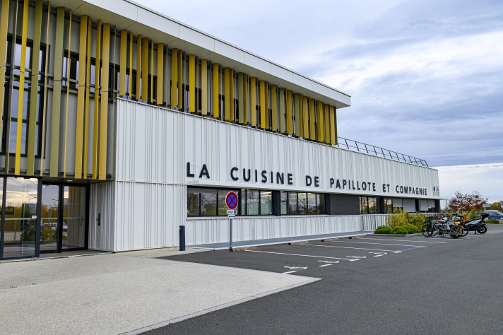 Située dans le nord d’Angers, l’entreprise publique de restauration collective de 3 000 m2 serait-elle la plus écologique de France ? Ses plus de 200 salariés (répartis entre la cuisine et les personnels de cantine) veulent le croire.