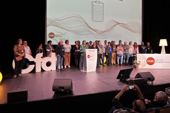 Laure Nicolaï, secrétaire générale de la CFDT BFC, entourée du Bureau régional nouvellement élu.