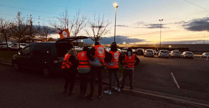 Opération tractage devant le parking de l’usine en mars 2025.