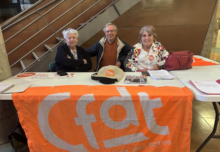 Françoise Illes (à gauche) et Margaret Namura, du Syndicat des Retraités des Pyrénées-Orientales, avec Mariano Fandos, membre du Pacte du pouvoir de vivre du Gard, au cinéma René Vautier d’Elne (Pyrénées-Orientales), le 17 mars 2026.