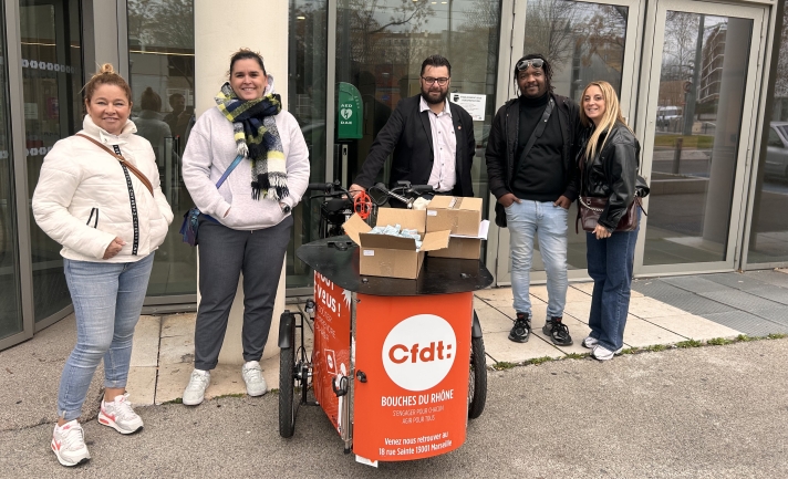 Au centre, Christophe Martin Chalamel, cosecrétaire de la section CFDT de la ville de Marseille.