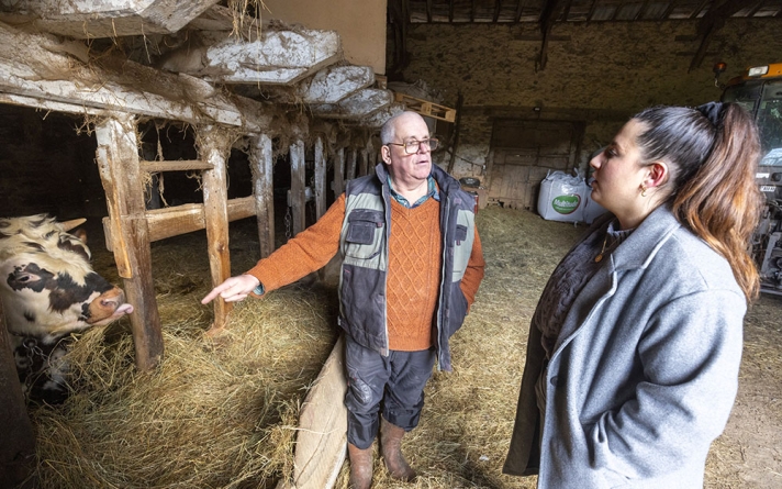 Une assistante sociale de la MSA en visite auprès d’un agriculteur en difficulté, dans le Limousin, en janvier 2025.