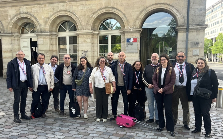 L’intersyndicale devant le ministère de l'Industrie, à Paris, le 14 avril 2026.