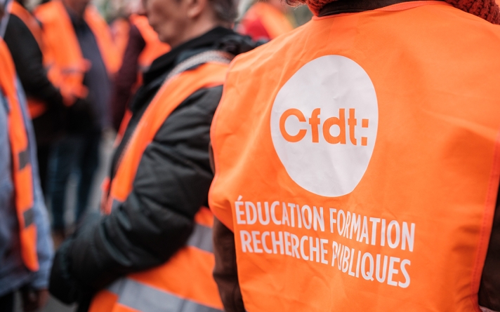 Manifestation des enseignants, le 31 mars 2026, à Paris contre la suppression des classes et le manque d'effectifs.