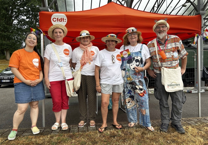De gauche à droite : Anniela Lamnaouar, la déléguée jeunes CFDT, Marie-Claire, Ginette, Violaine, Ghislaine et Hervé aux Vieilles Charrues le 16 juillet dernier.