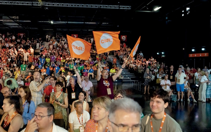 Congressistes au quatrième jour du 51e congrès de la CFDT, au moment du résultat du vote de la résolution interne. Bordeaux, 25 juin 2026.