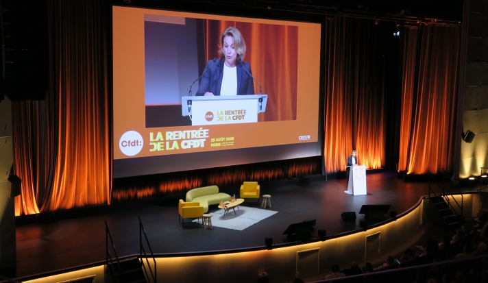 Marylise Léon à la tribune, le 25 août dernier à la Cité des sciences et de l’industrie (Paris), lors de l’événement de rentrée CFDT intitulé “Services publics : stop ou encore ?”.