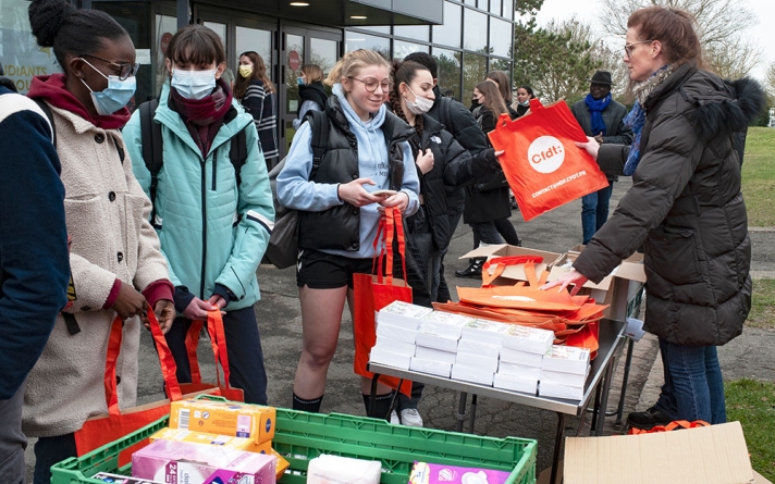 Distribution gratuite de produits de première nécessité pour les étudiants, organisée par la CFDT des Hauts-de-France, sur le campus d’Amiens, en mars 2022.