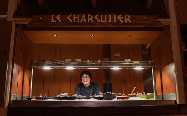 Laurence, seconde de cuisine, dans le restaurant Les Comptoirs d'Epidmaïs. Parc Astérix, 2026.
