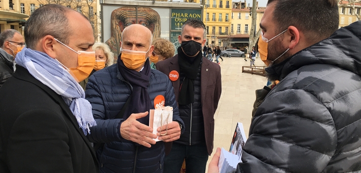 De gauche à droite, au premier plan : Laurent Berger, Serge Nardelli, secrétaire général du Syndicat CFDT Commerce et Services des Bouches-du-Rhône, et Nicolas Dubure, délégué syndical de la société de transport Canavese (à Aubagne).