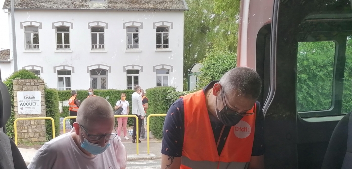 À la mi-juin, sept militants CFDT sont venus à la rencontre des saisonniers de l’entreprise Bonduelle de Vaulx-Vraucourt, dans les Hauts-de-France, pour prendre contact et les informer sur leurs droits.
