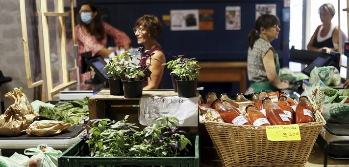 La distribution et la vente de produits alimentaires en circuits courts constituent une intéressante piste d’action syndicale.