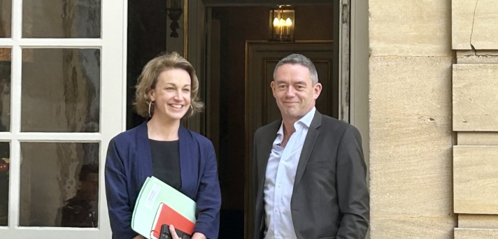 Marylise Léon, secrétaire générale de la CFDT, et Yvan Ricordeau, secrétaire général adjoint, sur le perron de l’hôtel Matignon, le 12 juillet, après la multilatérale avec la Première ministre, Élisabeth Borne.