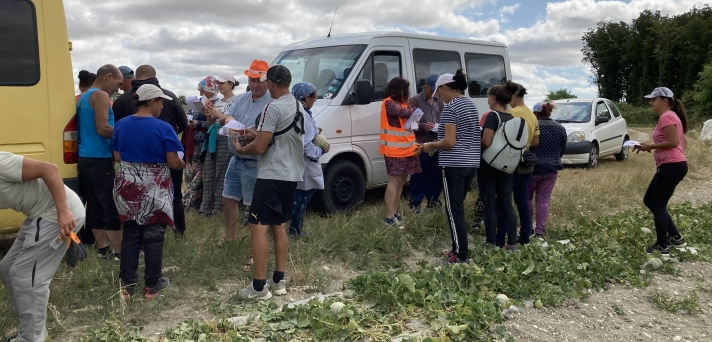 Cet été, des militants CFDT ont rencontré bon nombre de saisonniers (ici, au bord d’un champ de melons de la Vienne) pour les informer de leurs droits et répondre à leurs questions…