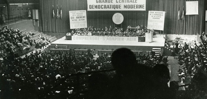 Le 7 novembre 1964, à Paris, le congrès extraordinaire adopte à 70,12 % le sigle CFDT.