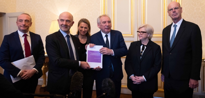 Le 20 février dernier à Matignon, Pierre Moscovici, premier président de la Cour des comptes, remettait à François Bayrou, Premier ministre, le rapport intitulé “Situation financière et perspectives du système de retraites” en présence (de g. à dr.) de Laurent Marcangeli, ministre de l’Action publique, de la Fonction publique et de la Simplification, Astrid Panosyan-Bouvet, ministre chargée du Travail et de l’Emploi, Catherine Vautrin, ministre du Travail, de la Santé, de la Solidarité et des Familles, et Éric Lombard, ministre de l’Économie, des Finances et de la Souveraineté industrielle et numérique.