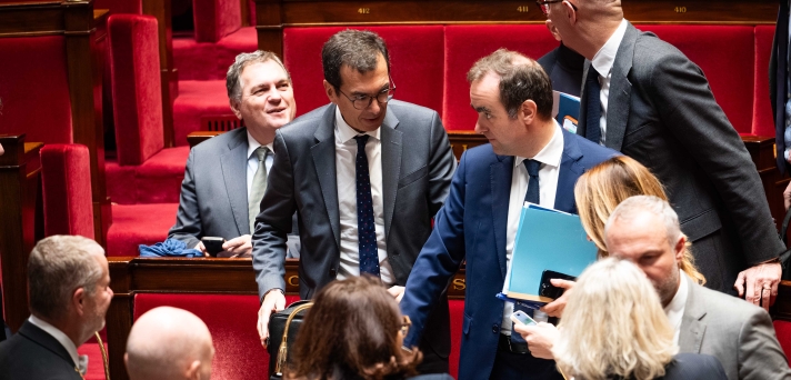 Debout, au centre de l’image : Jean-Pierre Farandou, ministre du Travail et des Solidarités, et Sébastien Lecornu, Premier ministre.