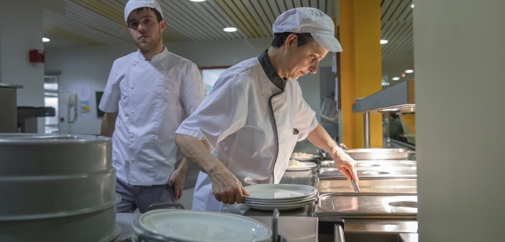 Agents de restauration scolaire dans un lycée de Bourgogne