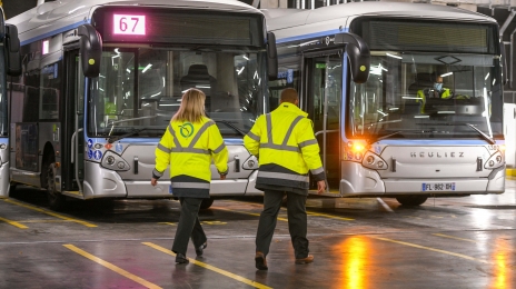 Des agents de la RATP devant des bus au dépôt.