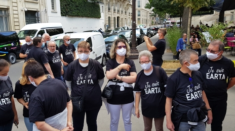 Les salariés d’Earta ont fait le déplacement jusqu’à Paris (ici à proximité de l’Assemblée nationale) pour sauver leurs emplois. Mission accomplie !