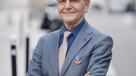 Axel Khan, Médecin, chercheur, directeur d’université mais aussi écrivain et citoyen engagé. Président de la Ligue contre le cancer, il se bat pour les malades.