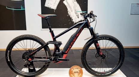 Moustache a été l’une des premières marques à croire au potentiel du VTTAE (à assistance électrique). En 2018, le Samedi 27 Trail Carbon, sur lequel courait Julien Absalon, est devenu le premier VTTAE à être titré champion de France. La même année, le Samedi 27 Trail 8 est élu VTT électrique de l’année par la presse spécialisée.