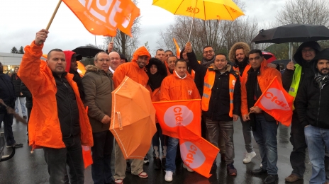 Face à une direction qui ne fait rien pour faire avancer d’importants sujets de négociation, la section SNTU CFDT de RATP Dev de Creil a déposé un préavis de grève de trois mois à compter du 12 mars (ici des adhérents et membres de la section en mars 2020, lors de la mobilisation nationale contre la réforme des retraites).