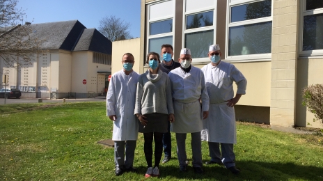 De gauche à droite : Stéphane Foubert, adhérent et responsable du service de restauration ; Virginie Barré, membre du bureau de la section CFDT ; Cédric Leseney, secrétaire de la section CFDT de l’EPSM et secrétaire du Syndicat Santé-Sociaux du Calvados, et deux membres de l’équipe qui travaille en cuisine.