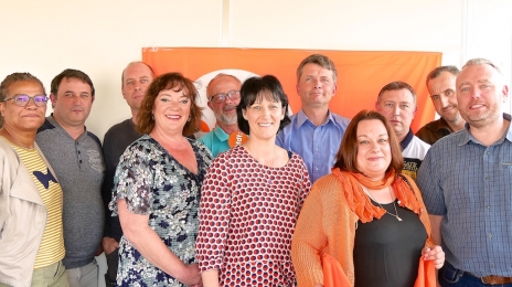 Autour d’Élodie Sinoquet (portant un gilet orange et le drapeau CFDT), secrétaire de la section CFDT du Conseil départemental de la Somme, une équipe qui a beaucoup œuvré pour améliorer la qualité de vie et les conditions de travail des agents.